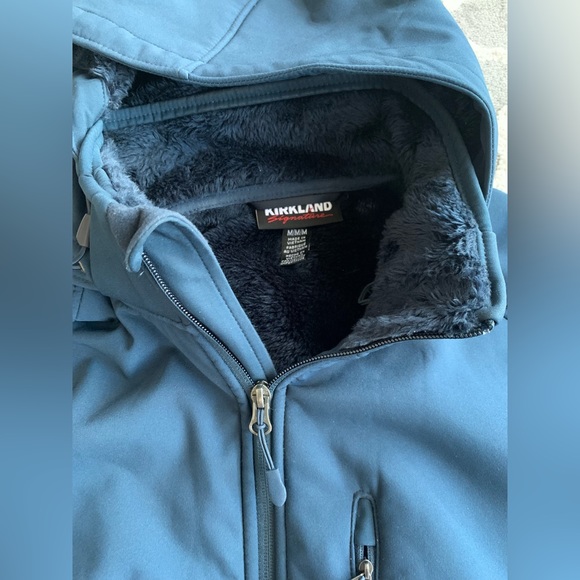 Men’s Kirkland Signature Softshell Water Resistant Jacket Fleecy size Medium - Picture 3 of 4